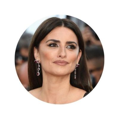 Very High – deep contrast, like fair skin and dark hair